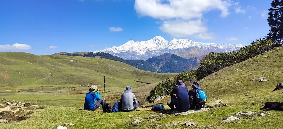 Dayara Bugyal Trek in autumn with golden meadows and clear skies